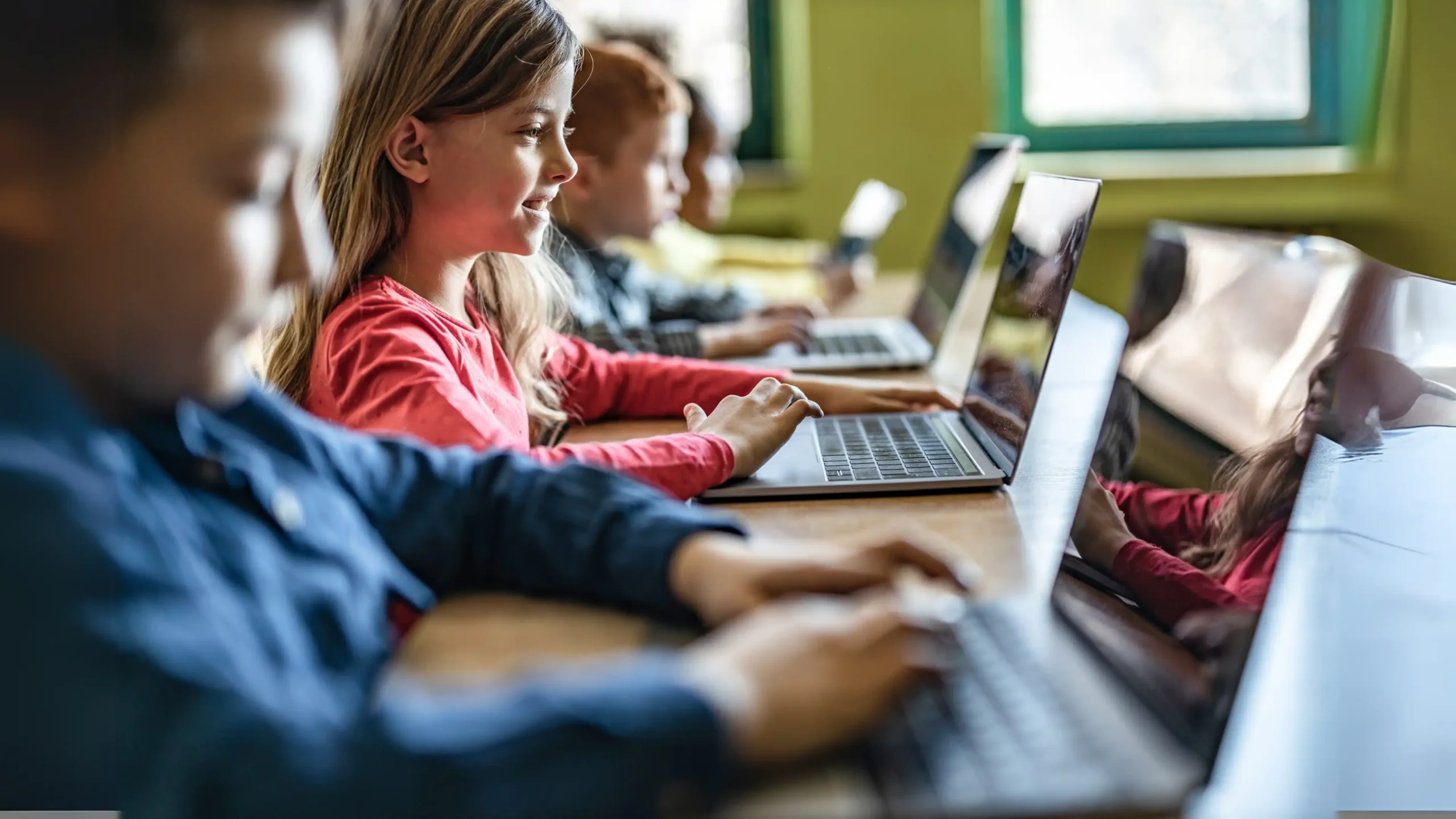 Dalla classe tradizionale alla scuola digitale: Analisi dell’Implementazione di Google Workspace for Education nel primo ciclo scolastico